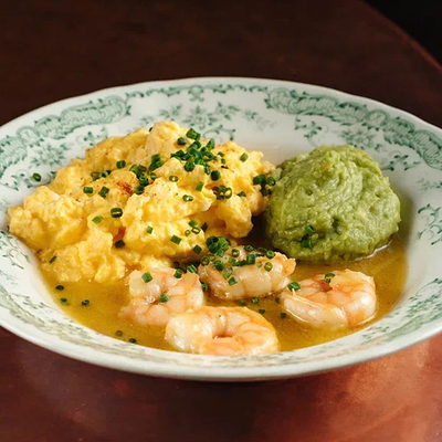 Скрембл с креветками и мятым авокадо в Мона по цене 780 ₽