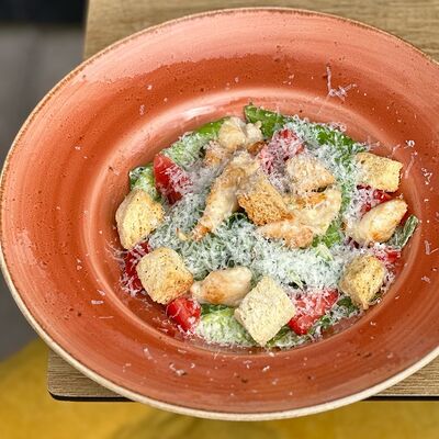 Цезарь с куриной грудкой в К16 по цене 620 ₽