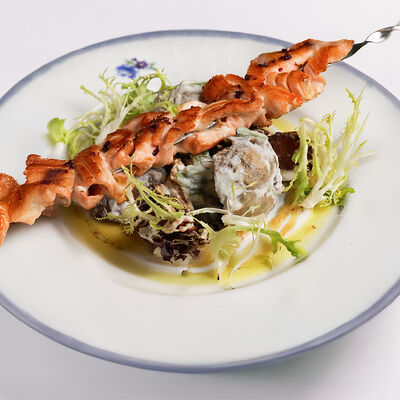 Лосось с молодым картофелем и йогуртом в Saviv по цене 2400 ₽