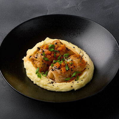 Голубцы из мраморной телятины с картофельным пюре в Urartu по цене 640 ₽