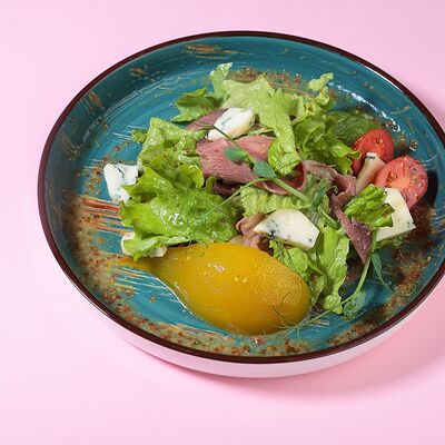 Салат с ростбифом и грушей в Kiss по цене 340