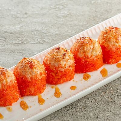 Ролл с лососем и икрой тобико в Welcome по цене 990 ₽