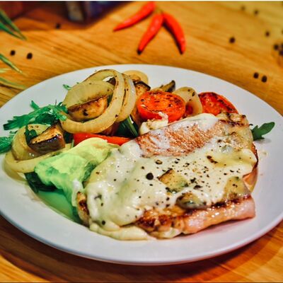 Стейк из индейки с голубым сыромв Burgers & Ribs Bar по цене 1359 ₽
