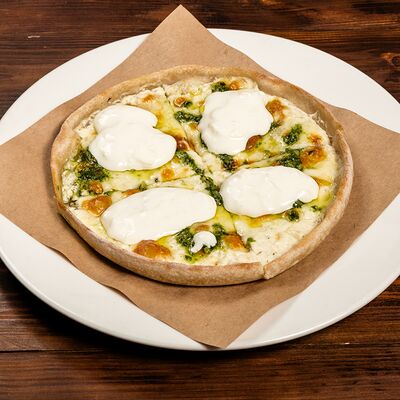 Лепешка со страчателлой и соус песто в Трактир Колесо по цене 346 ₽