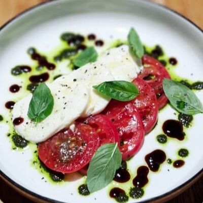 Салат Капрезе в Tony Pizzoni по цене 796 ₽