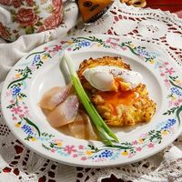 Картофельные драники с муксуном и яйцом пашот в Катюша Katyusha