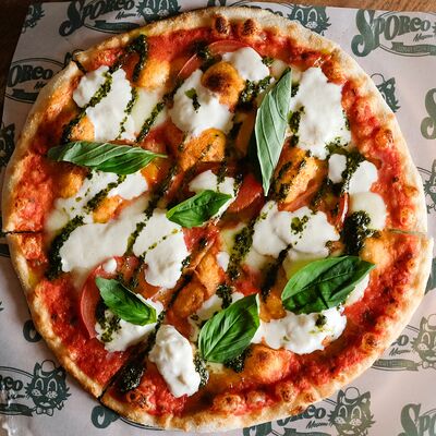 Пицца со страчателлой, томатами и песто в SPORCO по цене 720 ₽