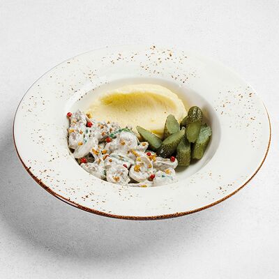 Бефстроганов из говядины с картофельным пюре и маринованными огурцами в ПиццаФабрика по цене 955 ₽
