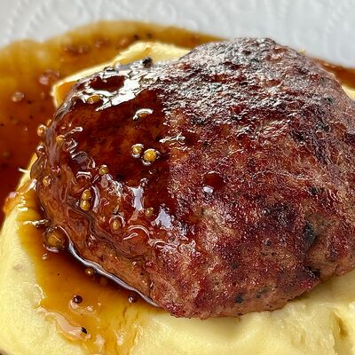 Бифштекс с картофельным пюре и соусом демиглас в Vladbeef Bar по цене 890 ₽