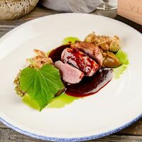 Утиная грудка с яблоком, цветной капустой и мандариновым соусом егермейстер в Веранда