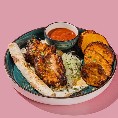 Шашлык из cвинoй грудинки с печеным картофелем в Kiss по цене 195