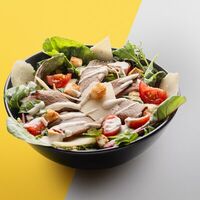 Салат с ростбифом, пармезаном и соусом тоннато в Hipipie