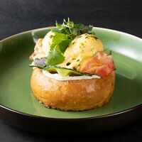 Яйца бенедикт с беконом в Corner Grill