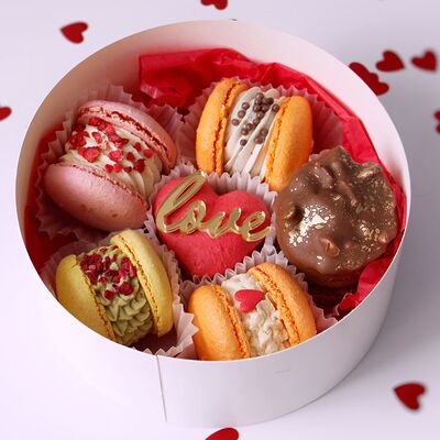 Макаруны Love с разными вкусами XL ассорти в подарочной коробке в Miracle bakery по цене 2990 ₽