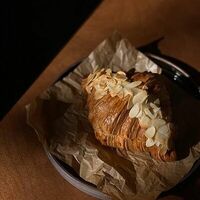 Круассан миндальный в Obakery