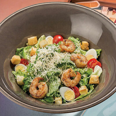 Цезарь с креветками в Бенджамин по цене 549 ₽