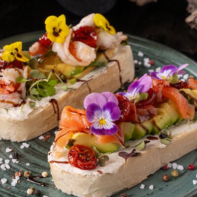 Брускетта с семгой в Moslounge & Bar по цене 490 ₽