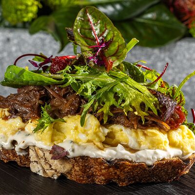 Сэндвич с говяжьими хвостами соусом Ранч и скремблом из органических яиц в Мясной синдикат по цене 940 ₽