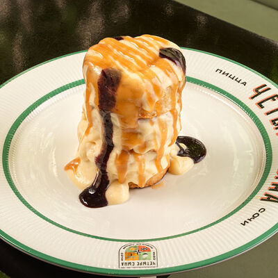 Оладьи с черничным соусом и карамелью в ЧЕТЫРЕ СЫНА по цене 390 ₽