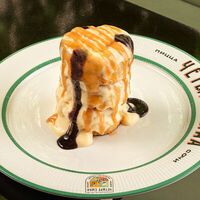 Оладьи с черничным соусом и карамелью в ЧЕТЫРЕ СЫНА