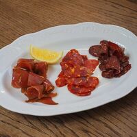 Микс вяленого мяса в Manneken Pis