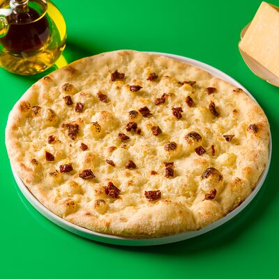 Фокачча с вялеными томатами и чесноком в ROSSINI GOLD PIZZA по цене 1250 ₽