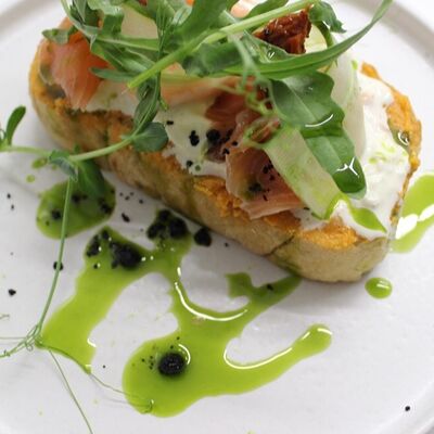 Брускетта с лососем и вялеными томатами в Raison D’être по цене 420 ₽