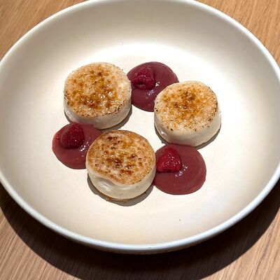 Сырники с малиновым кремом в Городское кафе N31 по цене 531 ₽