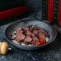 Ростбиф с соусом из тунца в McKey Pub & Restauraunt