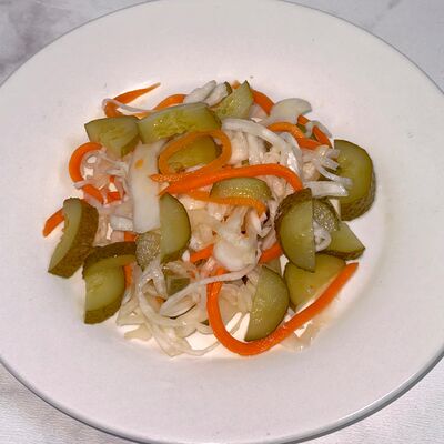 Салат из квашеной капусты и соленого огурчика в Сказка lounge по цене 120 ₽