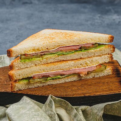 Сэндвич с ветчинойв Irbis по цене 319 ₽