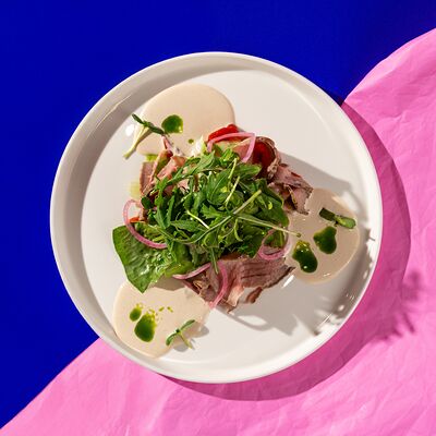 Салат с ростбифом и соусом из тунца в Yeti по цене 490 ₽