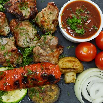 Шашлык из cвинoй мякоти в Мангал и мясо по цене 441 ₽