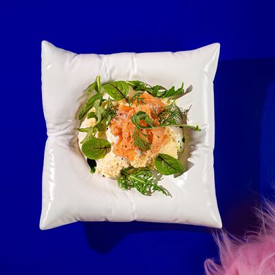 Скрембл с лососем и страчателлой в Yeti по цене 690 ₽