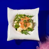 Скрембл с лососем и страчателлой в Yeti