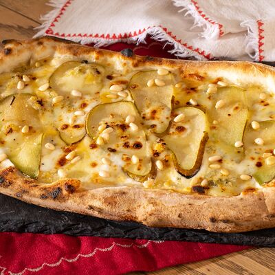 Фокачча с грушей и горгонзолой в Mama Roma по цене 543 ₽