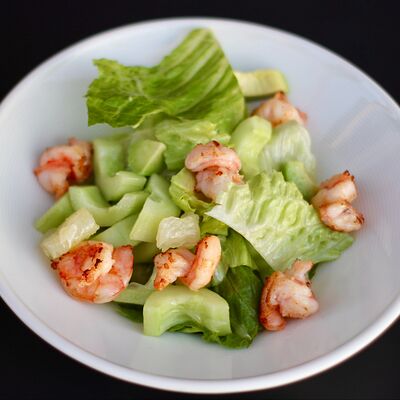 Салат с креветками и авокадо в Великие по цене 948 ₽
