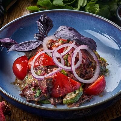 Томленая говядина с кунжутным соусом в Чача по цене 860 ₽