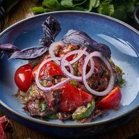 Томленая говядина с кунжутным соусом в Чача