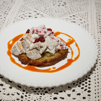 Рыжики и грузди с копчёной сметаной на картофельном дранике в Краса по цене 727 ₽