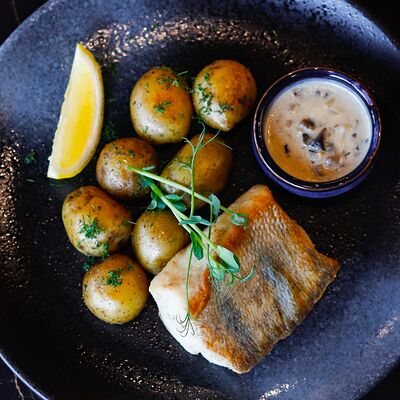 Балтийский судак с картофелем и грибным соусом в Bun по цене 620 ₽