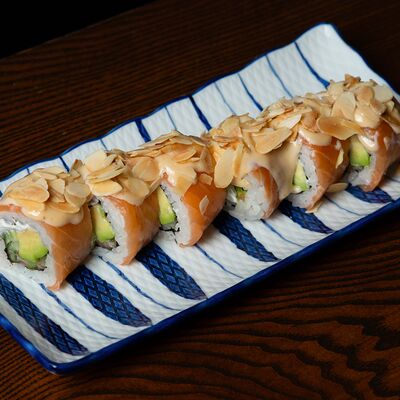 Ролл с лососем, сливочно-ореховым соусом и миндалем в Ezo Izakaya по цене 920 ₽