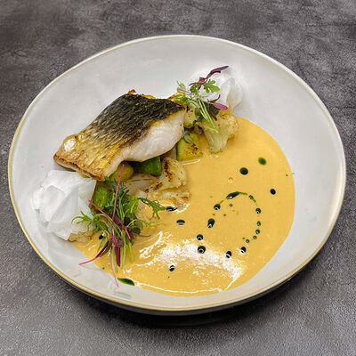 Золотистый пеленгас с цветной капустой, кабачком, сливочным соусом биск в Бумбараш по цене 795 ₽