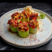 Классический ролл с огурцом и креветкой в Medusa by Novikov