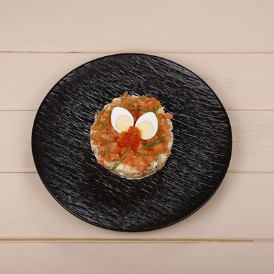 Оливье с малосольным лососем и красной икрой в Double Coffee по цене 4450 ₸