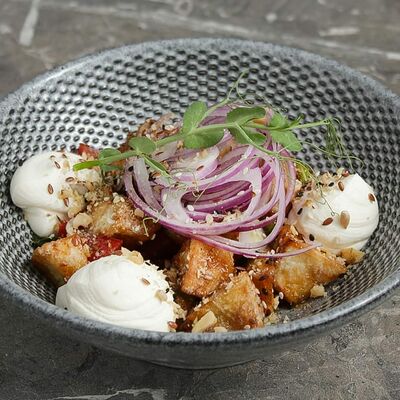 Салат с хрустящим баклажаном в FRIENDLOUNGE по цене 540 ₽