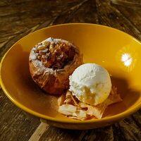 Штрудель из целого яблока в Krombacher Beer Kitchen