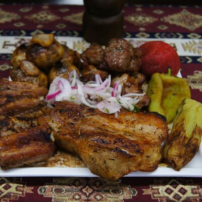 Ассорти из свинины и овощей в FastШашлык и Хинкали по цене 2650 ₽