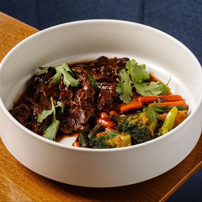 Томлёные щёчки с овощами в Кристалл по цене 680 ₽