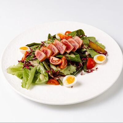 Нисуаз с обжаренным тунцом и соусом лимончелло в Mukka по цене 818 ₽